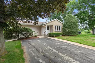 2305 Patricia Ln, Waukesha, WI 53188 - Photo 2