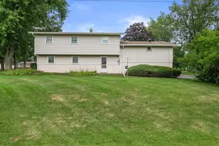 2305 Patricia Ln, Waukesha, WI 53188 - Photo 6