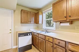 2537 Hoard St, Madison, WI 53704 - Photo 8