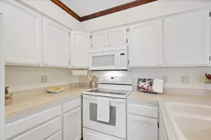 2621 Mission Cir, Madison, WI 53713 - Photo 10