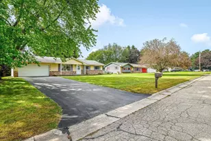 2406 Skyline Dr, Beloit, WI 53511 - Photo 2