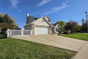 1304 N Wuthering Hills Dr, Janesville, WI 53546 - Photo 1