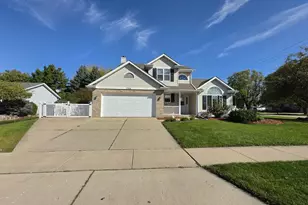 1304 N Wuthering Hills Dr, Janesville, WI 53546 - Photo 2