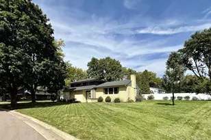 409 Winnebago Dr, Janesville, WI 53545 - Photo 2