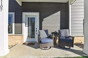 1325 Bunker Hill Dr, Sun Prairie, WI 53590 - Photo 2