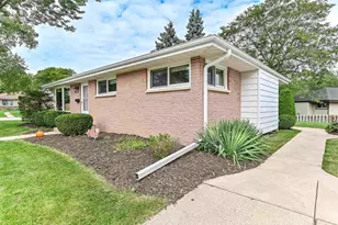 N89W15378 Cleveland Ave, Menomonee Falls, WI 53051 - Photo 4