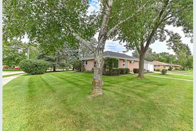 N89W15378 Cleveland Avenue, Menomonee Falls, WI 53051 - Photo 2