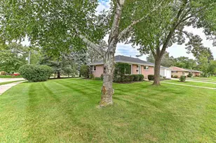 N89W15378 Cleveland Ave, Menomonee Falls, WI 53051 - Photo 2