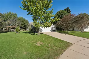 431 Thomas Ct, Oregon, WI 53575 - Photo 2