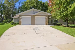 704 Riverview Ct, Jefferson, WI 53549 - Photo 2