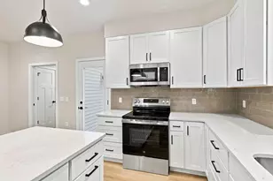 2809 Crinkle Root Dr, Fitchburg, WI 53711 - Photo 6