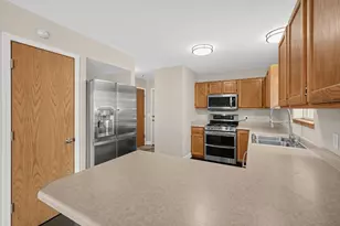 1138 Glacier Hill Dr, Madison, WI 53704 - Photo 4