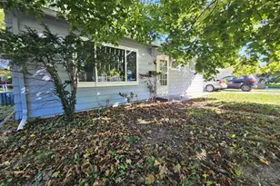 327 Hitchcock St, Baraboo, WI 53913 - Photo 2