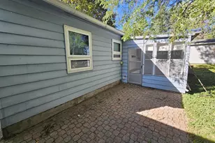 327 Hitchcock St, Baraboo, WI 53913 - Photo 4