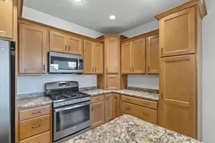 2013 Fieldstone Blvd, Prairie Du Sac, WI 53578 - Photo 4