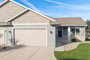 2013 Fieldstone Blvd, Prairie Du Sac, WI 53578 - Photo 2