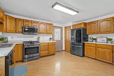 1642 Greenway Road, Sun Prairie, WI 53590 - Photo 6