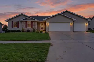 4609 Parkwood Dr, Janesville, WI 53563 - Photo 2