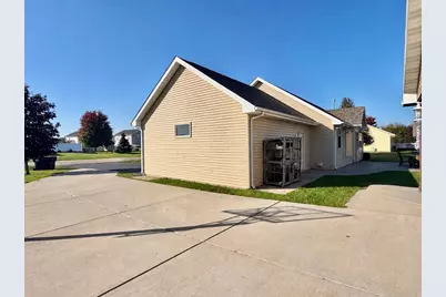 1011 E Whippoorwill Way, Beloit, WI 53511 - Photo 4