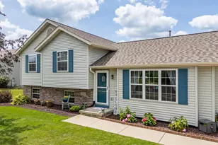 1011 Eagle Ln, Poynette, WI 53955 - Photo 2