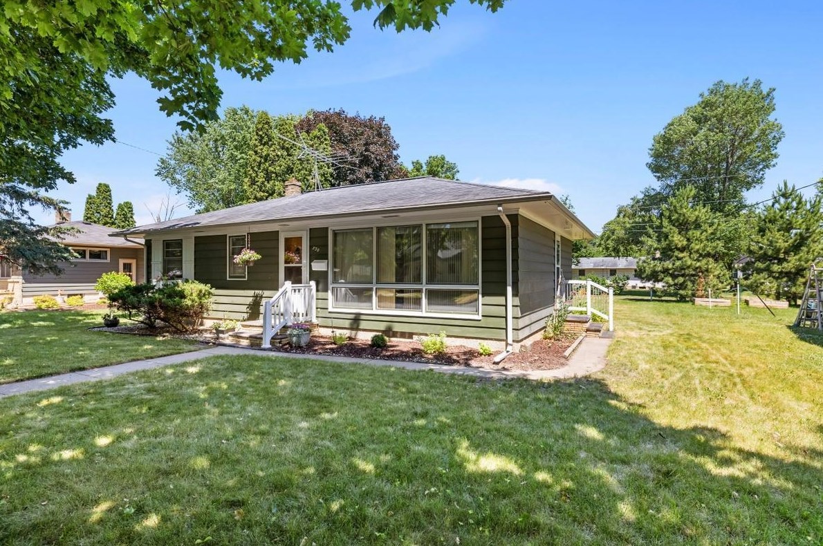 330 8th St, Troy, WI 54022-2522
