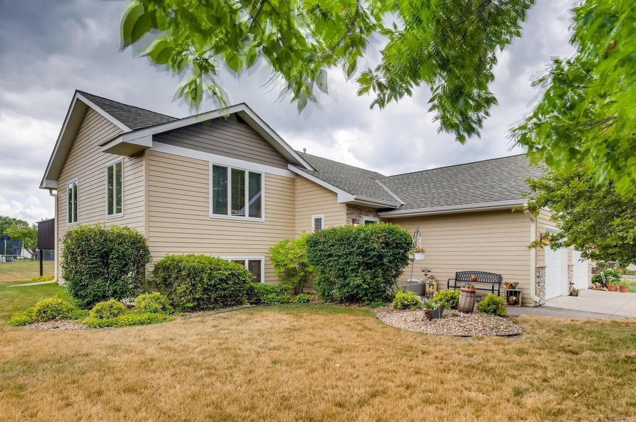 1268 Meadowlark Ln, New Johannesburg, WI 54017