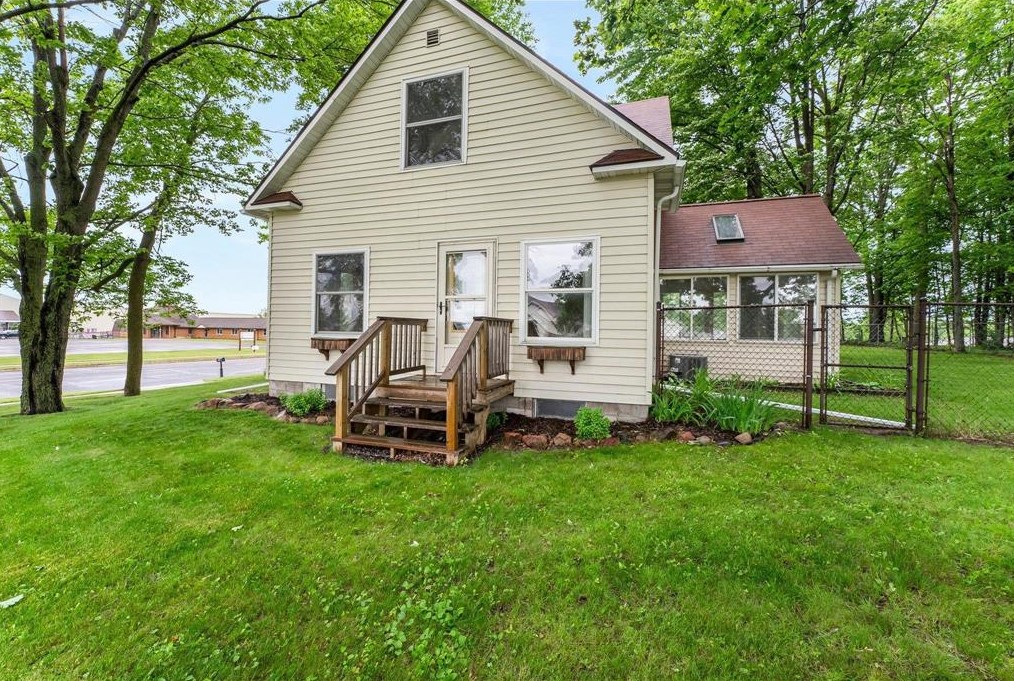 800 8th Ave, Cumberland, WI 54829-9171