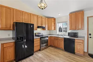 941 W Edge Pl, New Richmond, WI 54017 - Photo 4