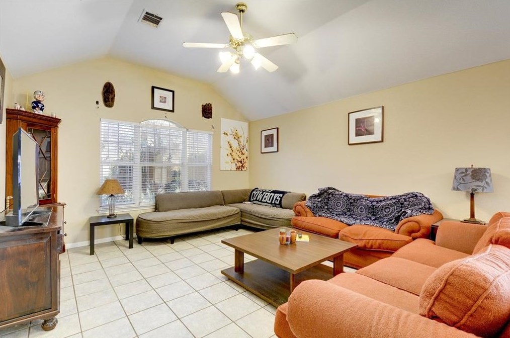 5710 Lark Creek Dr, Austin TX  78744-4036 exterior