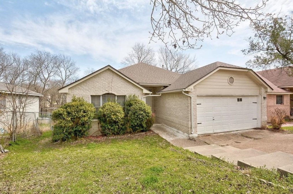 5710 Lark Creek Dr, Austin TX  78744-4036 exterior