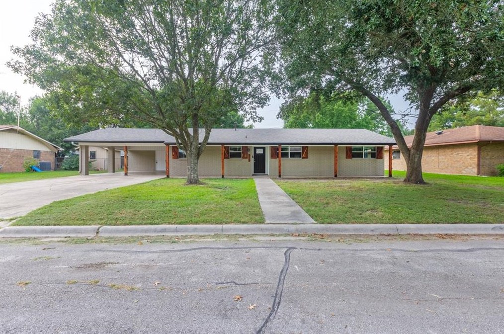 915 Merritt Dr, Mendoza, TX 78644