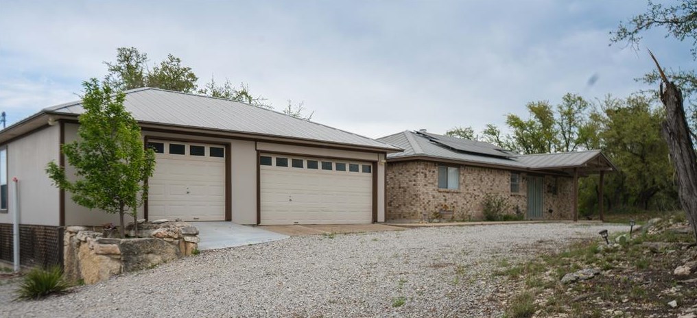 400 Pioneer Trl, Mount Sharp, TX 78620