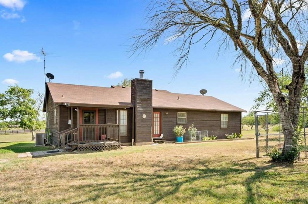 297 Crooked Rd, Tilmon, TX 78616-2514