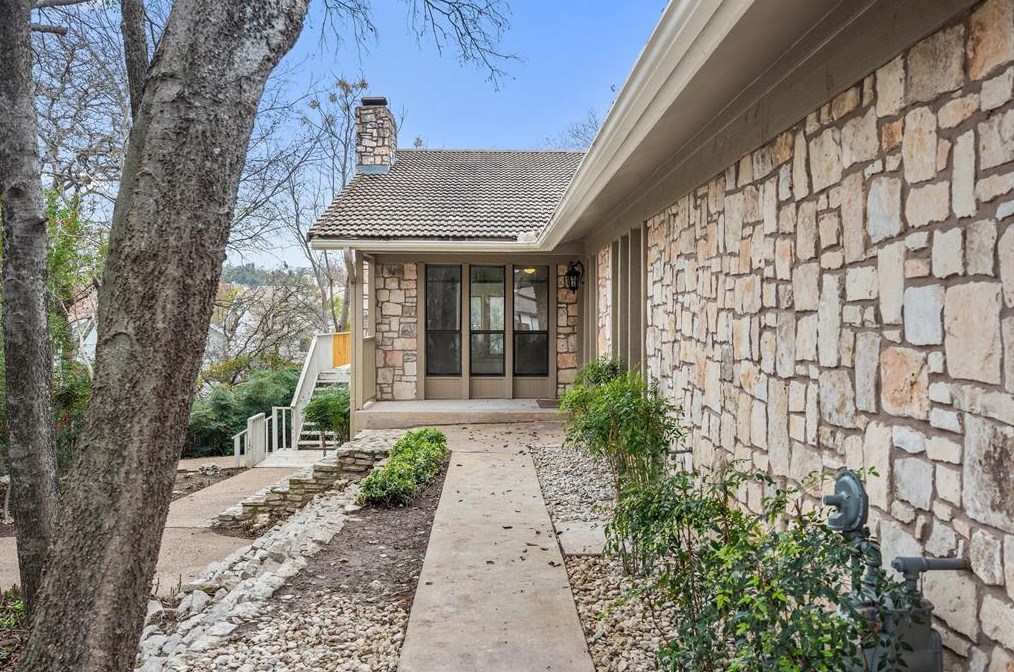 9215 Knoll Crest Loop, Austin TX  78759-7133 exterior