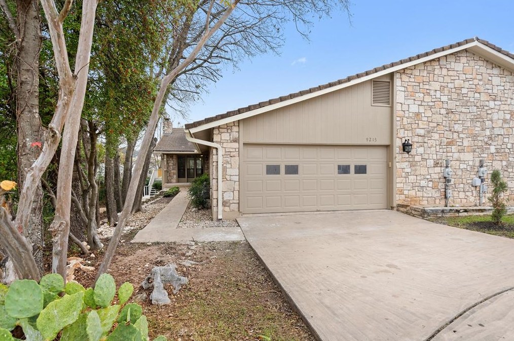 9215 Knoll Crest Loop, Austin TX  78759-7133 exterior