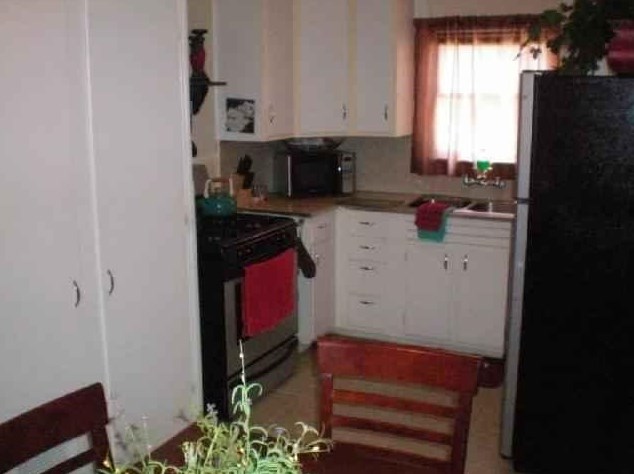902 Kent St, Taylor, TX 76574-1541