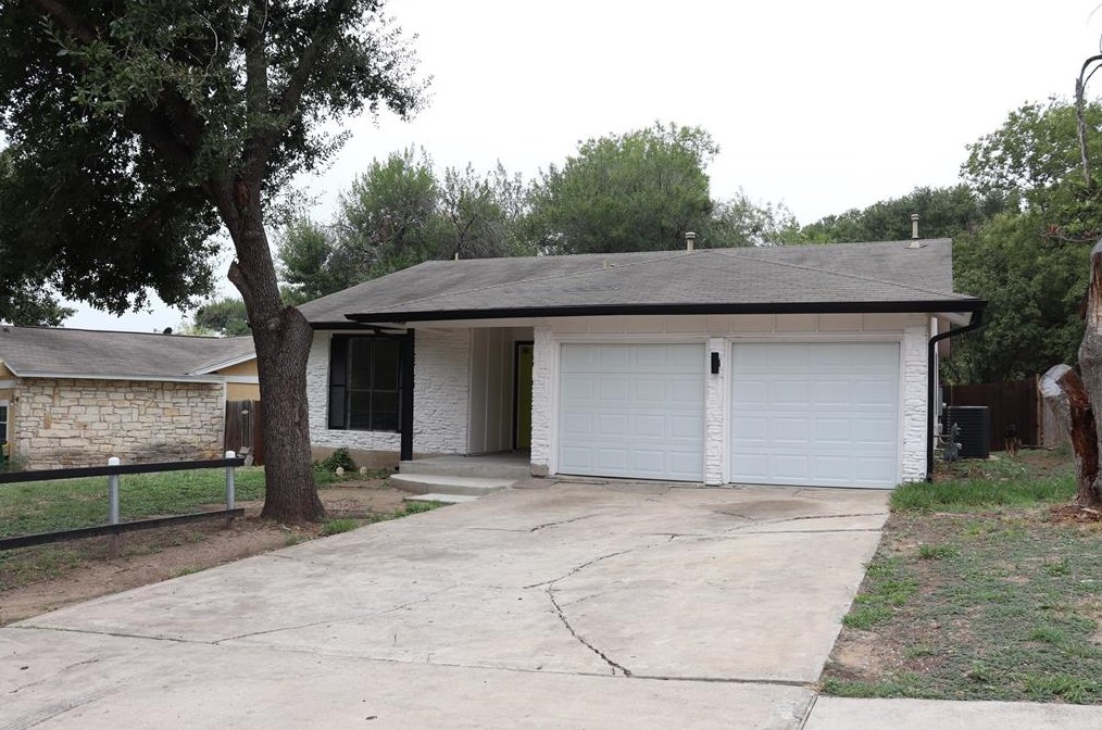 5545 Pine Pl, Austin TX  78744-3652 exterior