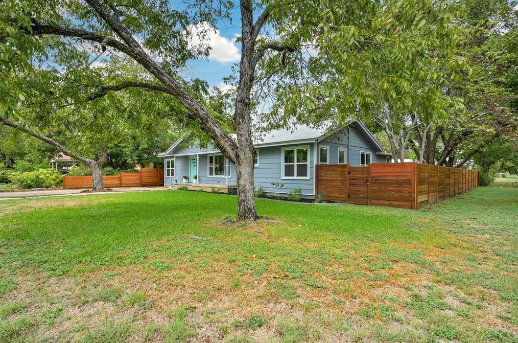 1002 Kent St, Taylor, TX 76574-1543