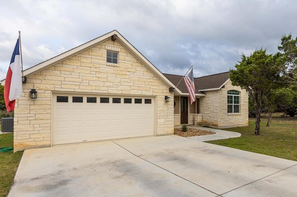 16 Old Mine Ct, Woodcreek, TX 78676-2154