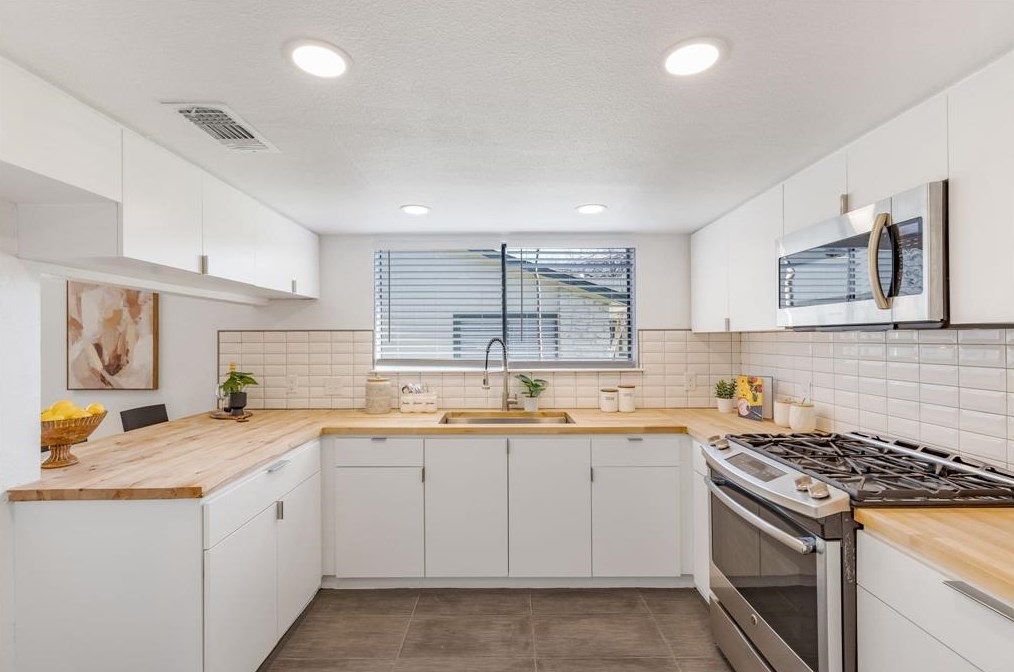 4704 Rocking Chair Rd, Austin, TX 78744-3745