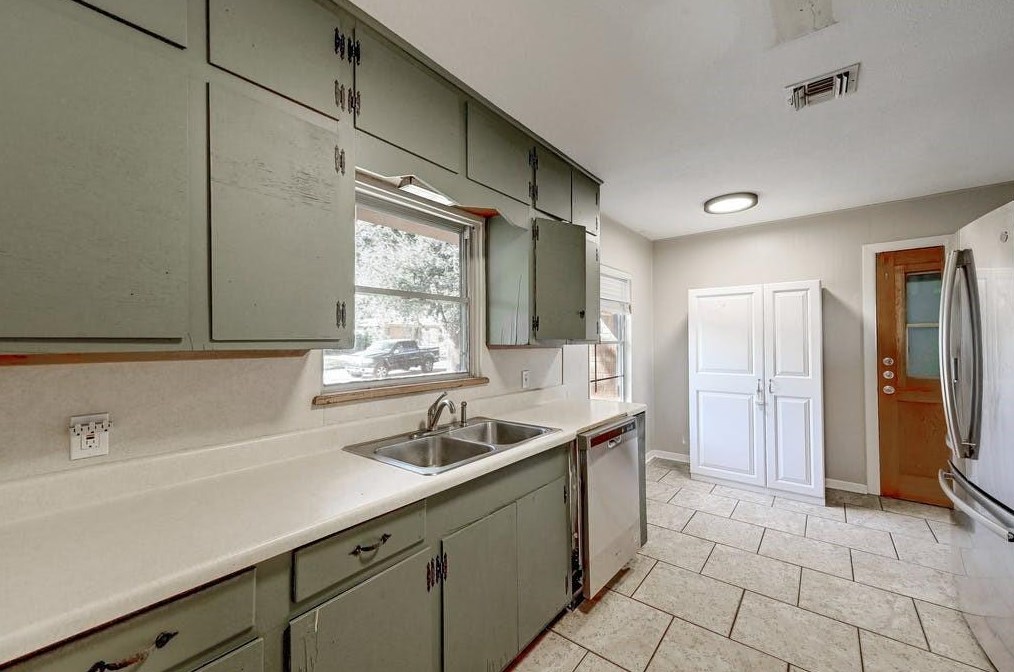 1304 Hillcrest Dr, Austin TX  78723-1847 exterior