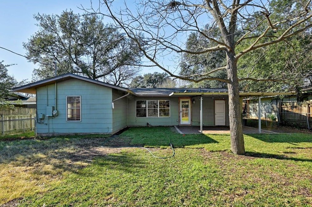 1304 Hillcrest Dr, Austin TX  78723-1847 exterior