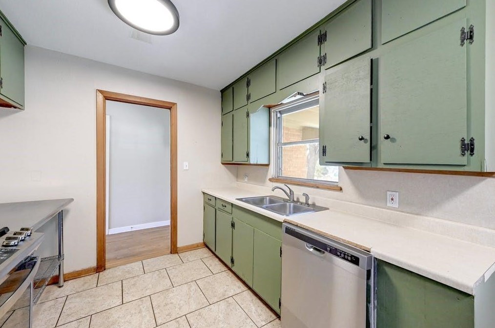 1304 Hillcrest Dr, Austin TX  78723-1847 exterior