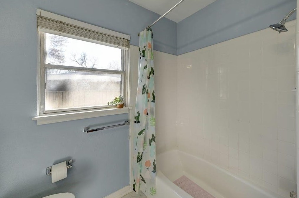 1304 Hillcrest Dr, Austin TX  78723-1847 exterior