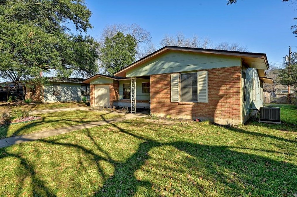 1304 Hillcrest Dr, Austin TX  78723-1847 exterior