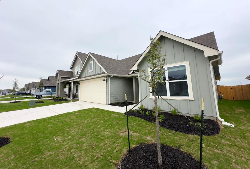 329 N Richland Dr, Mendoza, TX 78644