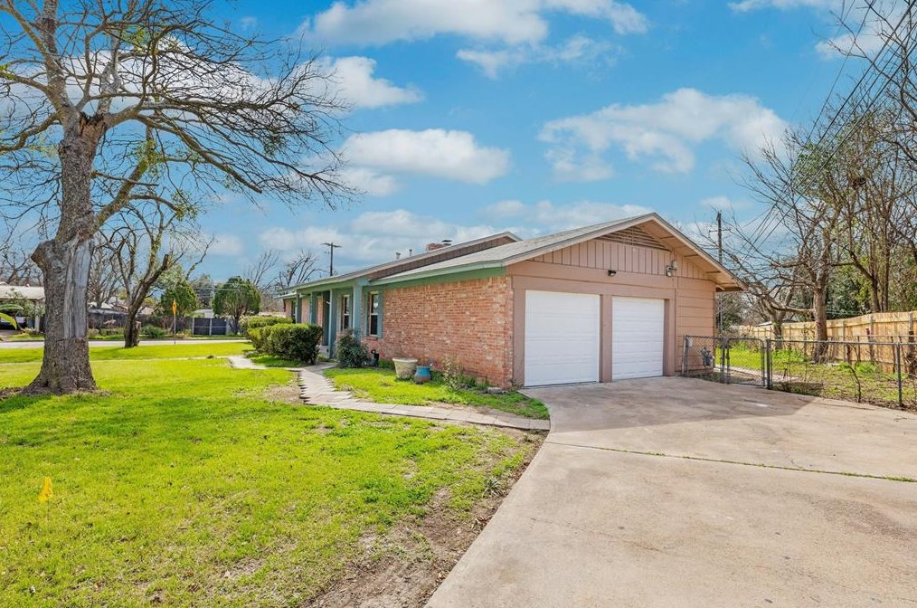 7400 Northcrest Blvd, Austin TX  78752-2451 exterior