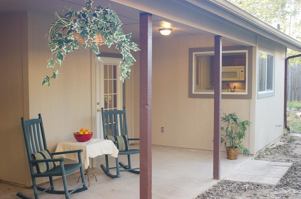 5802 Spring Meadow Rd, Austin TX  78744-3036 exterior