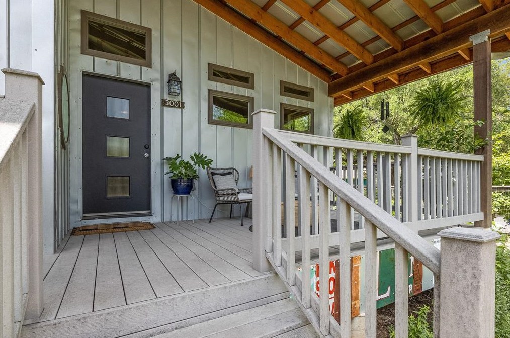 3001 Stokes Dr, Austin TX  78702-3027 exterior