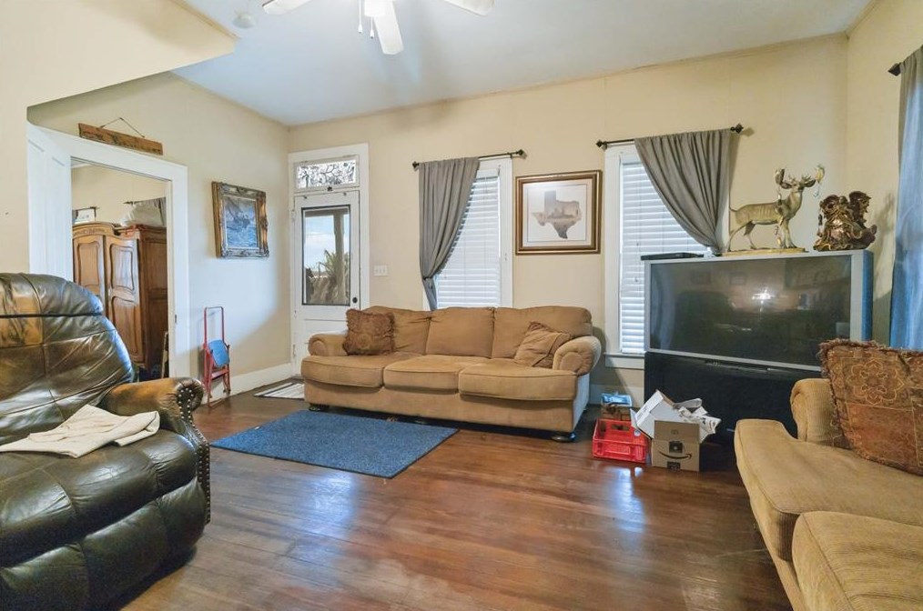 203 Grover St, Ellinger, TX 78938